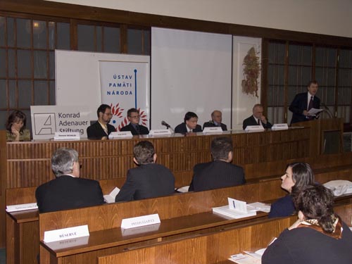 Foto: Slavomír Michálek s príspevkom v jednom z panelov. Foto: Slavomír Michálek s príspevkom v jednom z panelov.