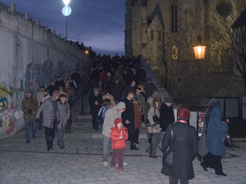 Foto: sprievod a odhalenie pamätníka Sviečkovej manifestácie