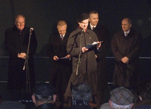 Foto: príhovor pred odhalením pamätníka Sviečkovej manifestácie Foto: príhovor pred odhalením pamätníka Sviečkovej manifestácie