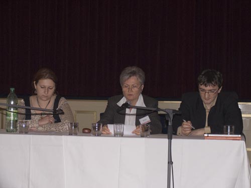 Foto: Sprava moderátor panelu o zahranično-politických aspektoch Marek Syrný s prednášajúcou Judit Pihurik (Maďarsko). Foto: sprava Marek Syrný s prednášajúcou Judit Pihurik (Maďarsko).