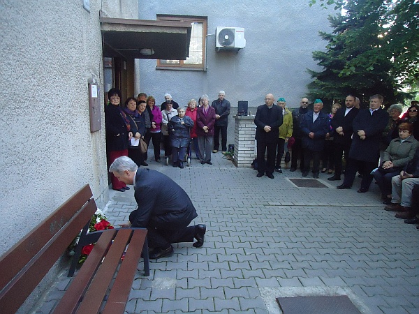 Predseda SpR ÚPN Ondrej Krajňák počas kladenia venca k pamätnej tabuli.