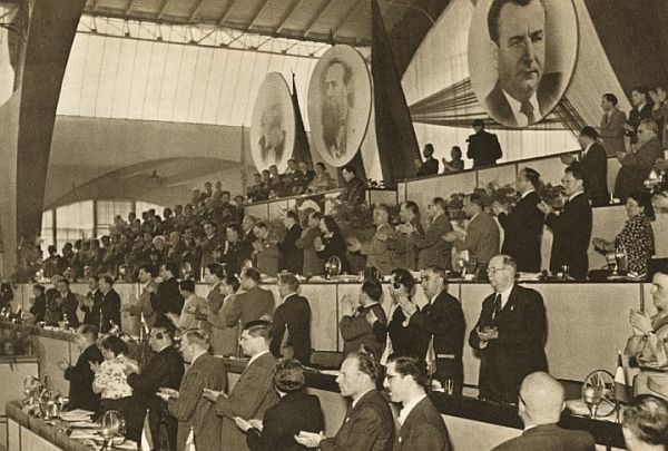 Fotografia č.2 - Slávnostná tribúna s vedúcimi straníckymi funkcionármi