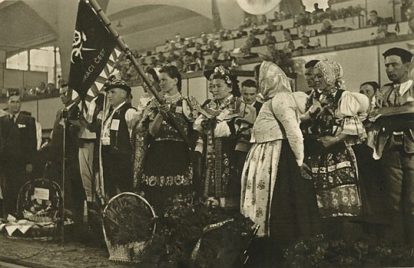 Fotografia č.3 - Delegácia roľníkov referuje o splnení záväzkov k darom republike