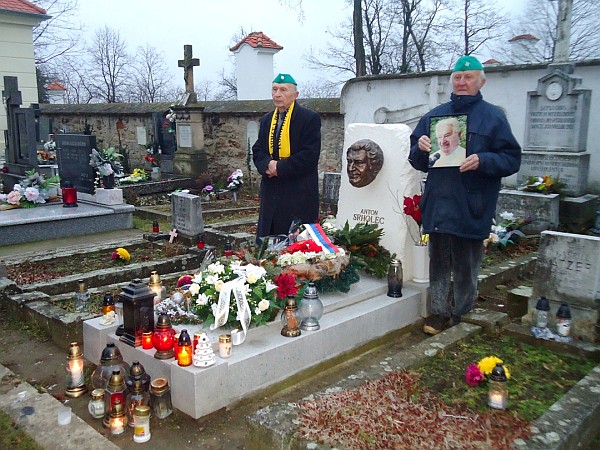Účastníci pietnej spomienky na Antona Srholca na skalickom cintoríne, kde je pochovaný.