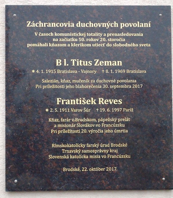 Pamätná tabuľa Titusovi Zemanovi a Františkovi Revesovi, ktorí organizovali úteky do zahraničia.