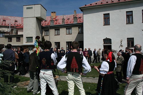 Prehliadku kláštora spríjemňovali spevy miestnej folklórnej skupiny.
