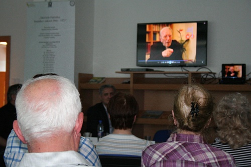 Videoprojekcia, v ktorej kardinál, Ján Ch. Korec vydáva svedectvo o jeho pôsobení v Petržalke. Spomína na sledovanie a odpočúvanie príslušníkmi ŠtB a tajné vysviacky kňazov, ktoré uskutočnil v petržalskom byte