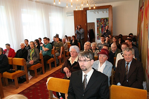 Veteráni protikomunistického odboja spolu so študentmi Gymnázia v čase slávnosti započúvaní do úvodných príhovorov.