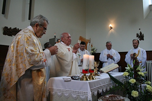 Slávnostnú sv. omšu koncelebrujú bývalí bohoslovci spoločnosti Božieho slova, pamätníci spomienok na barbarskú noc.