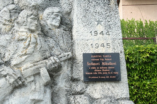 Pamätná tabuľa venovaná kňazovi Štefanovi Mikušovi, ktorý v čase II. svetovej vojny v obci Hrušov zachránil mužov pred istou smrťou.
