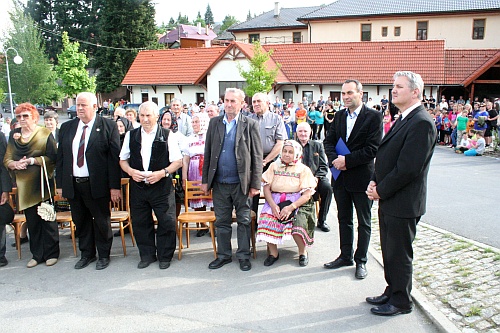Starosta obce Ing. Pavel Bendík (druhý zprava) pred zahájením pietnej spomienky.