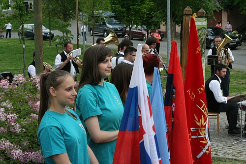 Miestna mládež so zástavami počas pietnej spomienky.