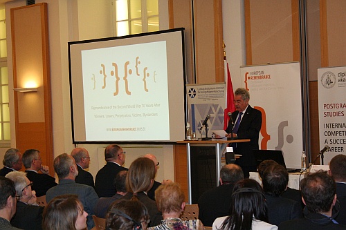 Pozdravný príhovor prezidenta Rakúskej republiky Hansa Fischera pre účastníkov na úvod sympózia.