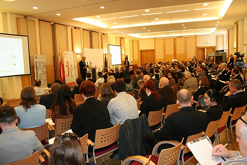 Pohľad na účastníkov sympózia počas príhovoru prezidenta Rakúskej republiky Hansa Fischera.
