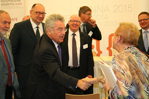 Prezident Rakúskej republiky Hans Fischer s predstaviteľmi ENRS M. Meckelom, J. Rydelom, M. Weberom, R. Rogulským a riaditeľom Inštitútu Ludvika Boltzmana S. Karnerom.