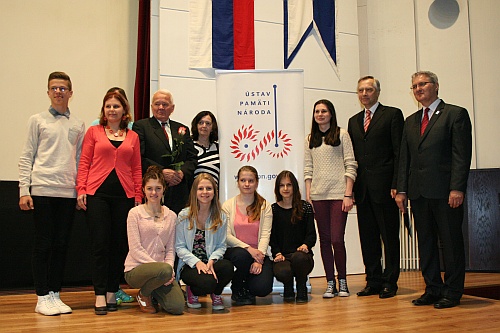 Študenti Kežmarského gymnázia spolu s organizátormi podujatia.
