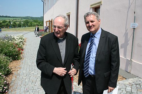 Kardinál Joachim Meisner, ktorý počas obdobia komunizmu tajne vysvätil 60 kňazov z bývalého Československa, spolu s predsedom ÚPN Ondrejom Krajňákom.