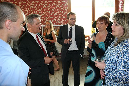 Predseda ÚPN Ondrej Krajňák spolu s Ondřejom Matějkom, námestníkom riaditeľa ÚSTR Praha a organizátormi výstavy.