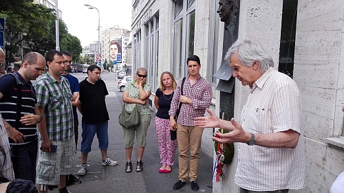 Zamestnanci ÚPN počas pietnej spomienky na Námestí SNP pri buste Jána Langoša.