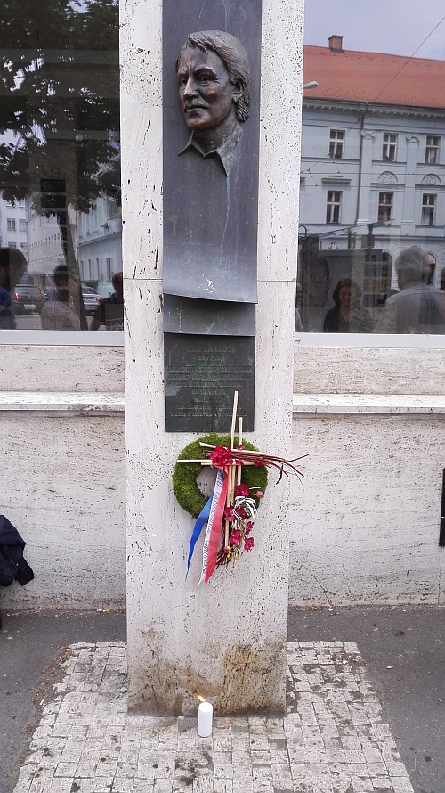 Stľp s bustou Jána Langoša a vencom od ÚPN.