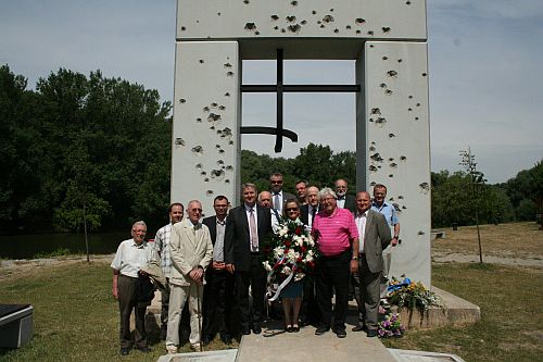 Účastníci pietnej spomienky pri Devínskej bráne.