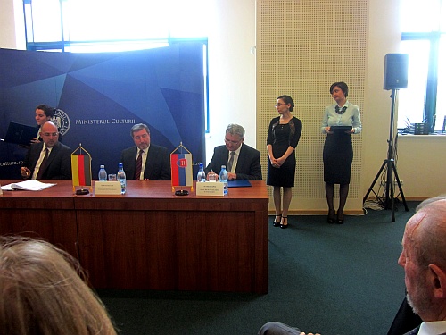 Predseda SpR ÚPN Ondrej Krajňák pri podpise medzinárodnej zmluvy, ktorá sa týka súhlasu Slovenska so vstupom Rumunska do siete ENRS.