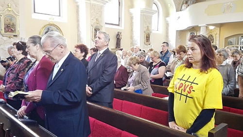 Predseda SpR ÚPN s poslankyňou NR SR J. Šipošovou počas sv. omše.