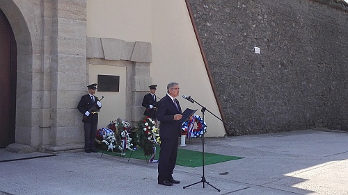 Predseda SpR ÚPN O. Krajňák počas príhovoru k účastníkom pietnej spomienky.