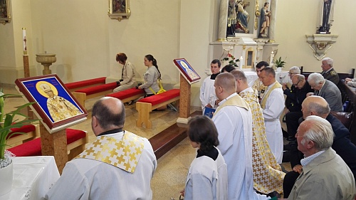Kapláni Ordinariátu OS a OZ SR počas požehnania ikon blažených biskupov.