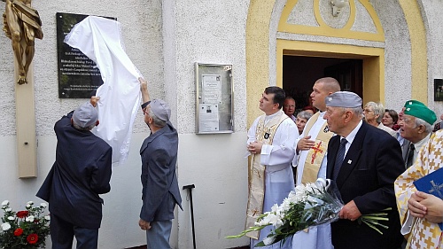 Bývalí politickí väzni počas odhalenia pamätnej tabule.