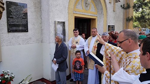 Väzenský dekan G. Dzvoňár počas požehnania pamätnej tabule.