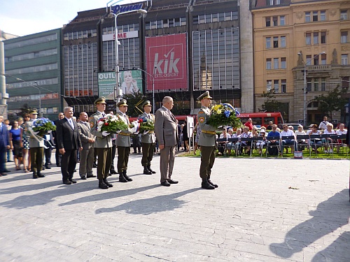 Predseda SpR ÚPN O. Krajňák s riaditeľom sekretariátu ÚPN T. Ujlackým na oslavách 71. výročia SNP počas kladenia vencov v Bratislave.