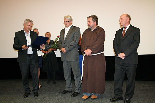 Odovzávanie ocenení protagonistom dokumentu Stopy v snehu, pánom Borovskému, Gabajovi a Koncovi.