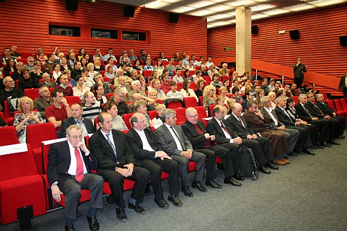 Pozvaní hostia počas projekcie dokumentu ÚPN Stopy v snehu.