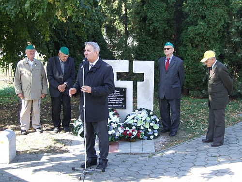 Predseda Správnej rady ÚPN Ondrej Krajňák počas príhovoru pri odhalení pamätnej tabule.