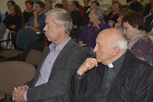 Emeritný arcibiskup Mons. A. Tkáč a bývalý primátor mesta Košice R.  Bauer medzi účastníkmi seminára.