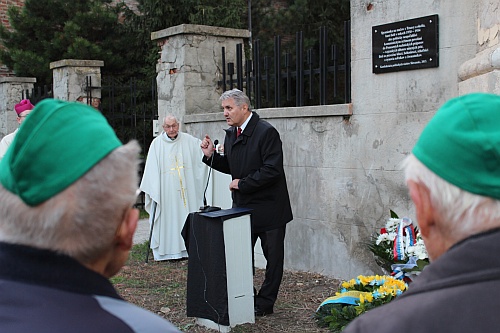 Predseda Správnej rady ÚPN Ondrej Krajňák počas jeho prejavu pri príležitosti odhalenia pamätnej tabule príslušníkom PTP z Trnavy a okolia.