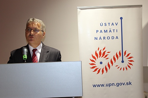 Predseda Správnej rady ÚPN Ondrej Krajňák sa prihovoril aj prítomným študentom.