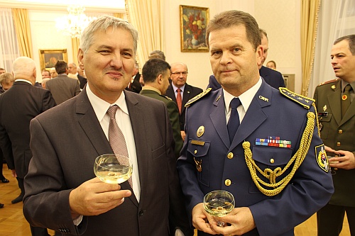 Predseda Správnej rady ÚPN Ondrej Krajňák s vojenským atašé SR vo Varšave plukovníkom generálneho štábu Jaroslavom Balážom.