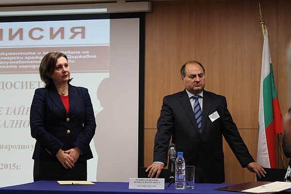 Vice-premiérka a ministerka vnútra Bulharska Rumiana Bachvarova s predsedom komisie pre zverejňovanie archívov štátnej bezpečnosti Bulharska Evtimom Kostadinovom.