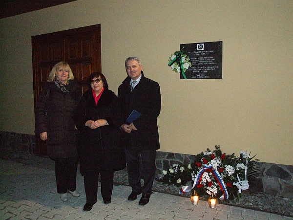 Predseda SpR ÚPN O. Krajňák pred odhalenou pamätnou tabuľou Alexandrovi Vozjanovovi s jeho dcérou Nadeždou.