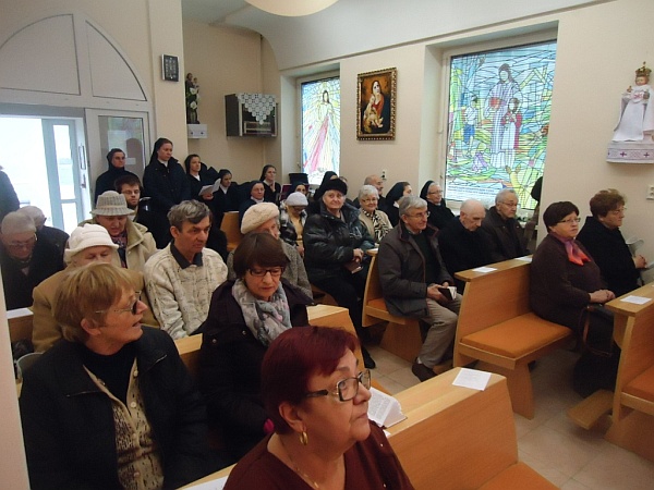 Účastníci na sv. omši v Kaplnke sv. Alžbety Uhorskej.