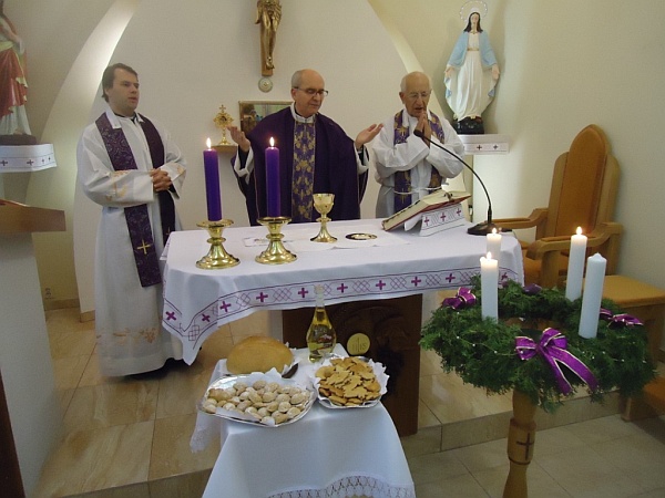Účastníci na sv. omši v Kaplnke sv. Alžbety Uhorskej.