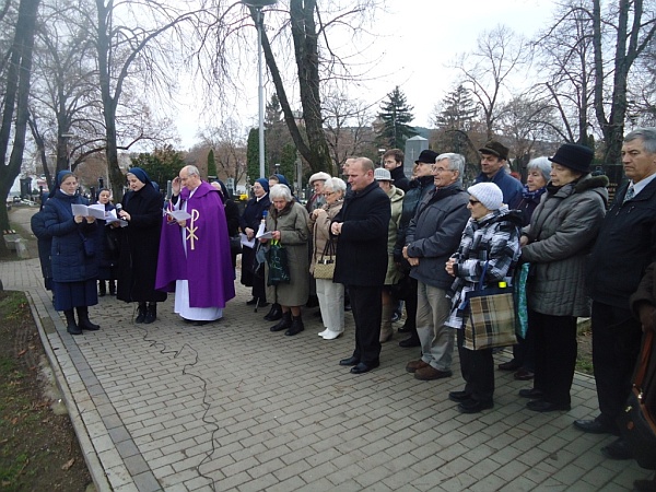 Liturgická pobožnosť na Mestskom cintoríne v Nitre.