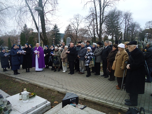 Liturgická pobožnosť na Mestskom cintoríne v Nitre.