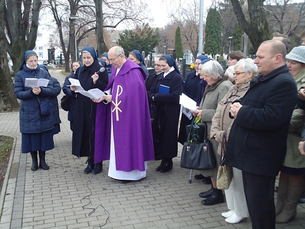 Liturgická pobožnosť na Mestskom cintoríne v Nitre.