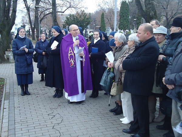 Liturgická pobožnosť na Mestskom cintoríne v Nitre.