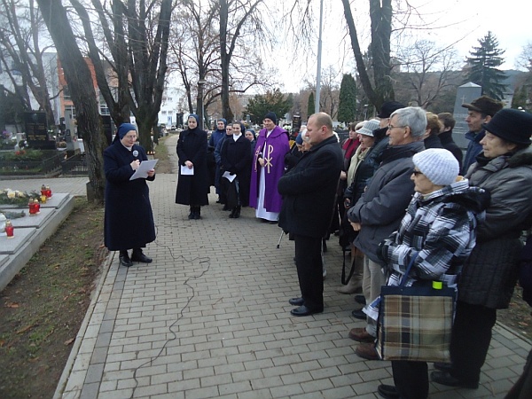 Liturgická pobožnosť na Mestskom cintoríne v Nitre.