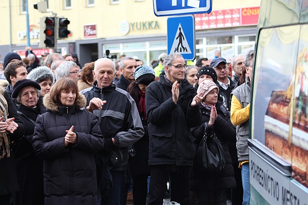 Smutočné zhromaždenie sa lúči s Antonom Srholcom.