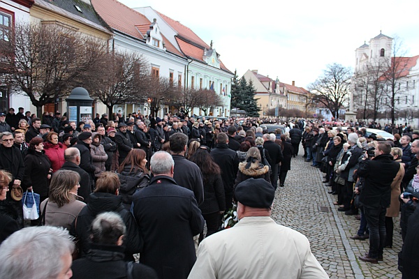 Smutočný sprievod s Antonom Srholcom v Skalici.